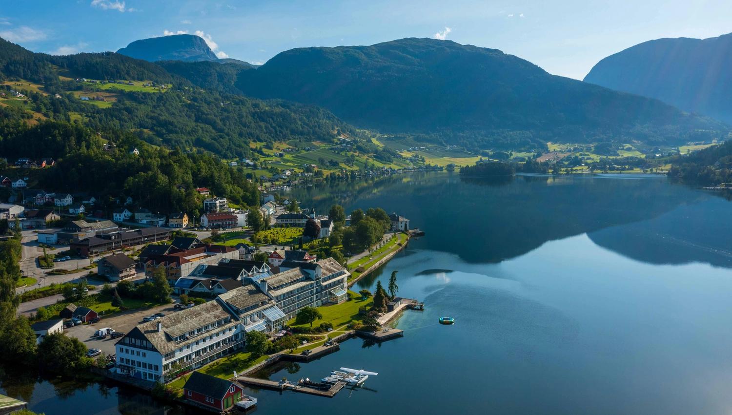 Luftaufnahme des Brakanes Hotel in Hardanger, mit herrlichem Blick auf Fjorde, Berge und eine malerische Landschaft.