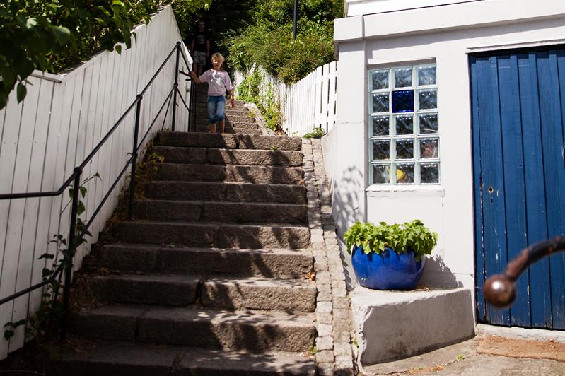 The start of the stage, stairs on the left side with a house on the right side.