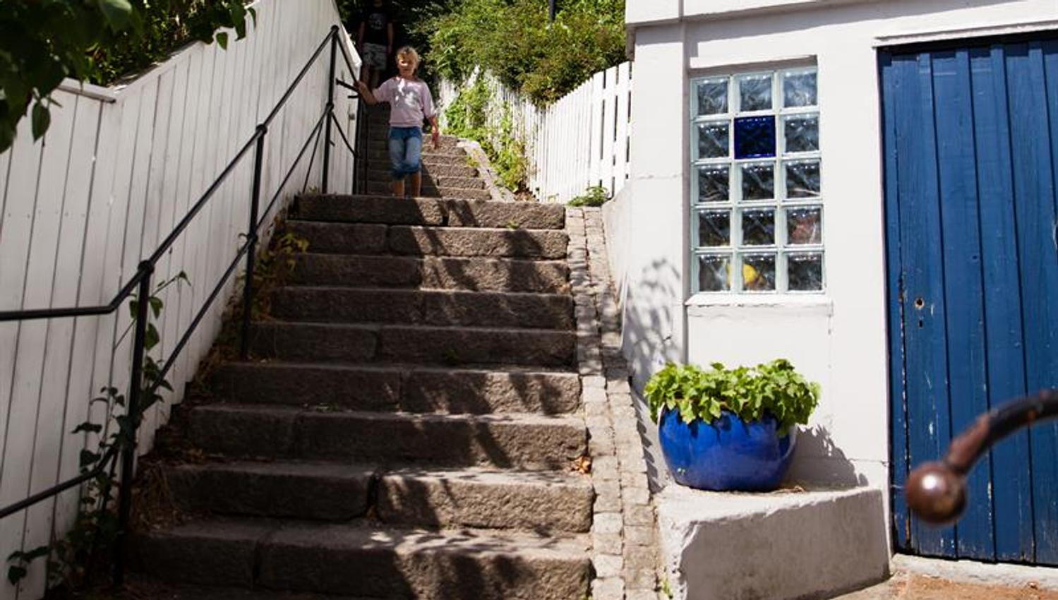The start of the stage, stairs on the left side with a house on the right side.