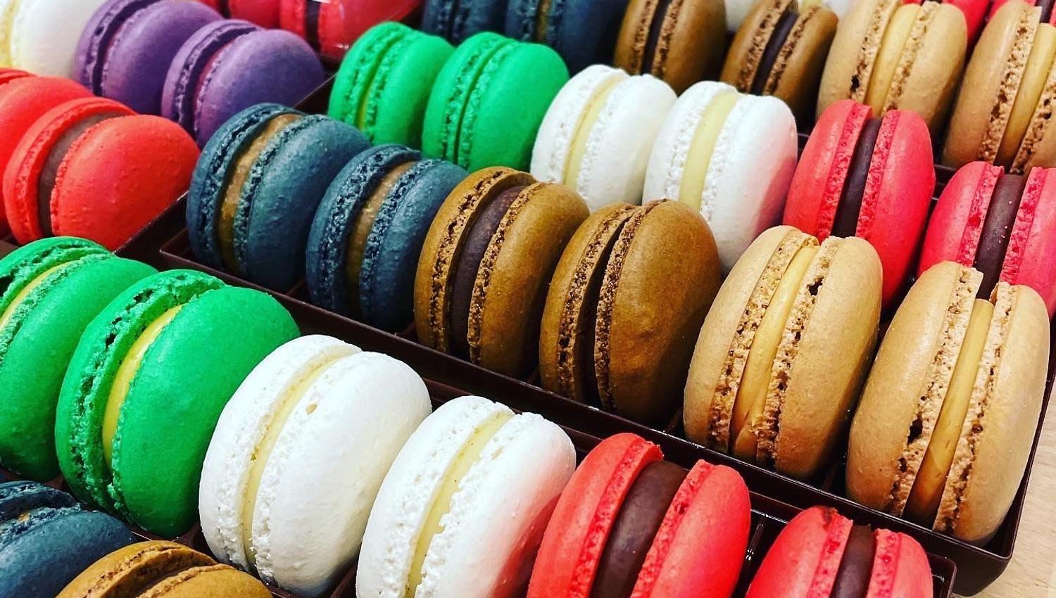 A big selection of macrones in many different colours