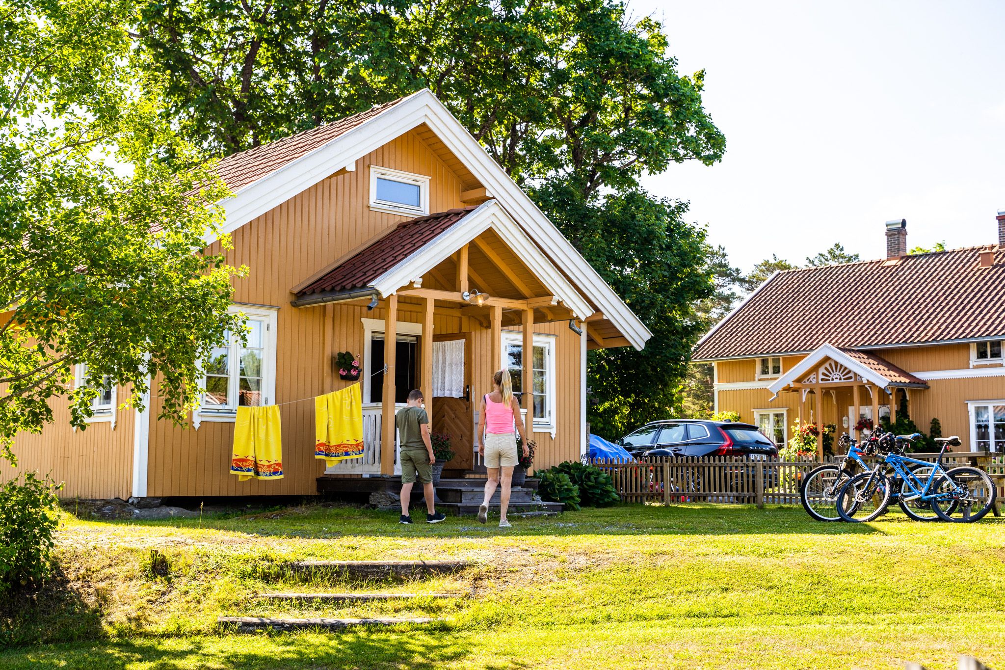2 personer foran hus