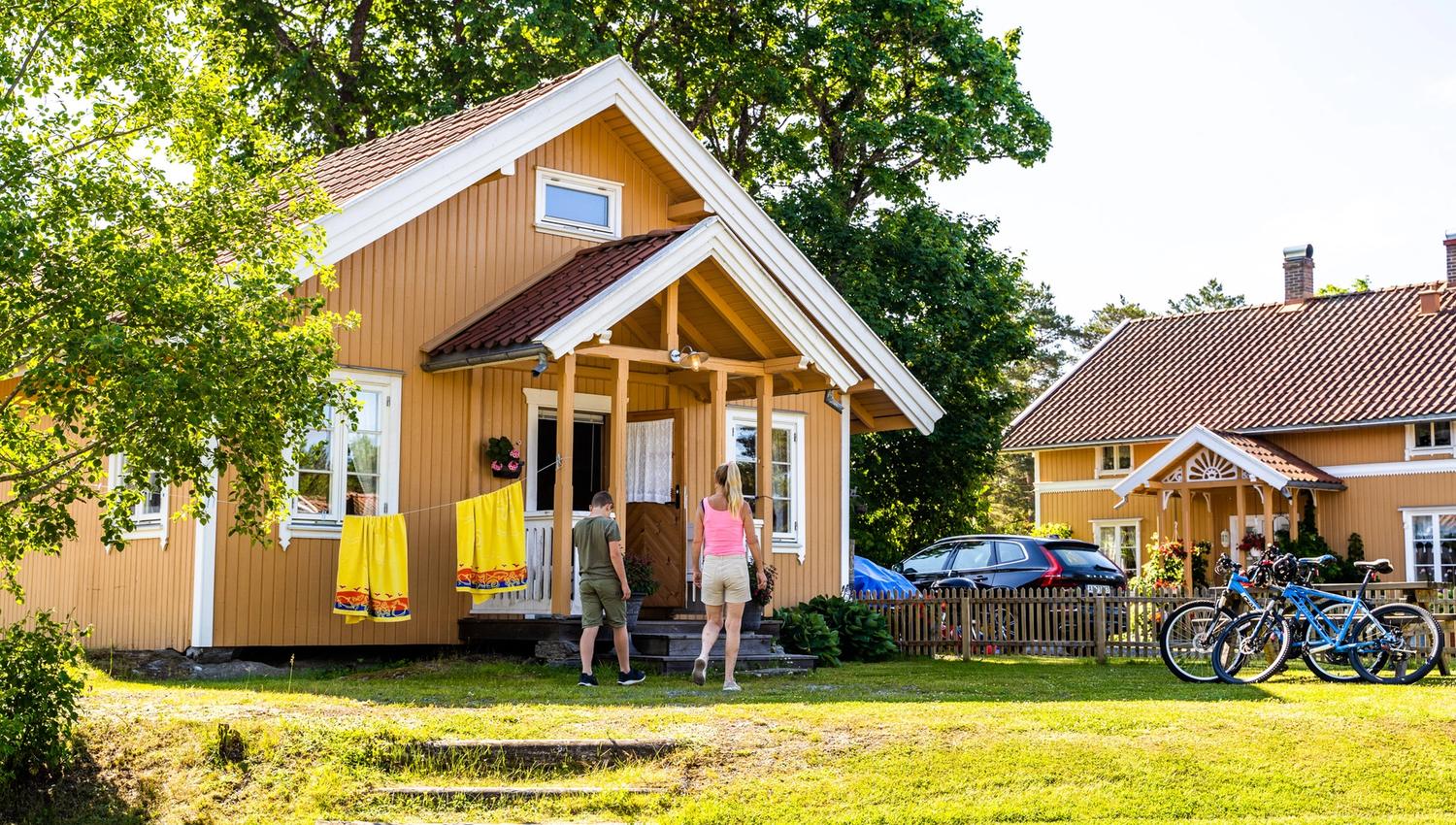 2 personer foran hus