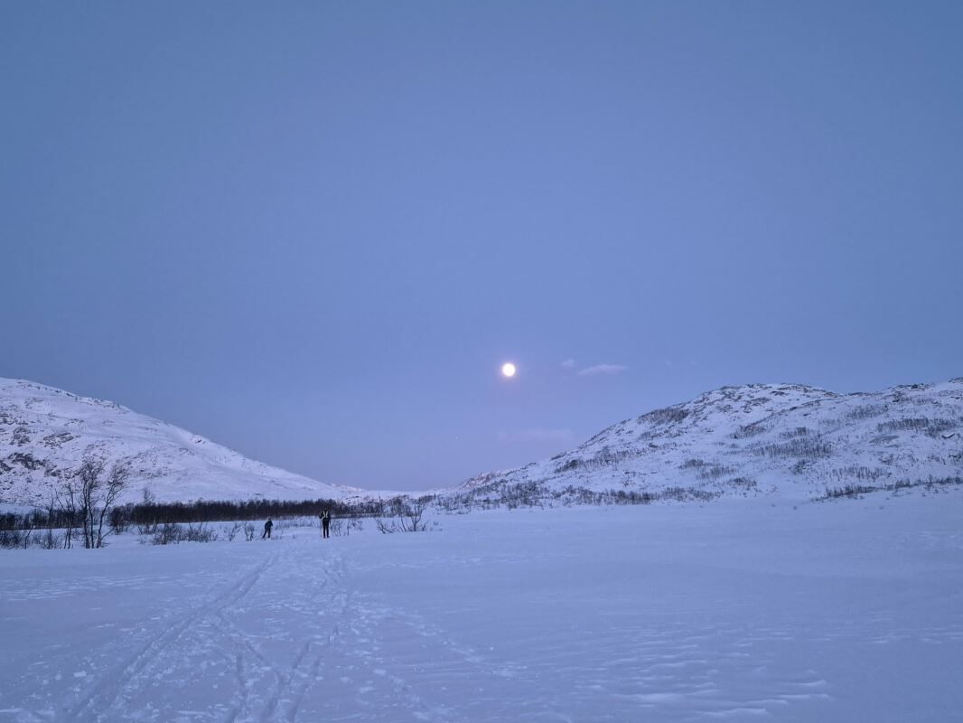 Solen viser seg over fjellene