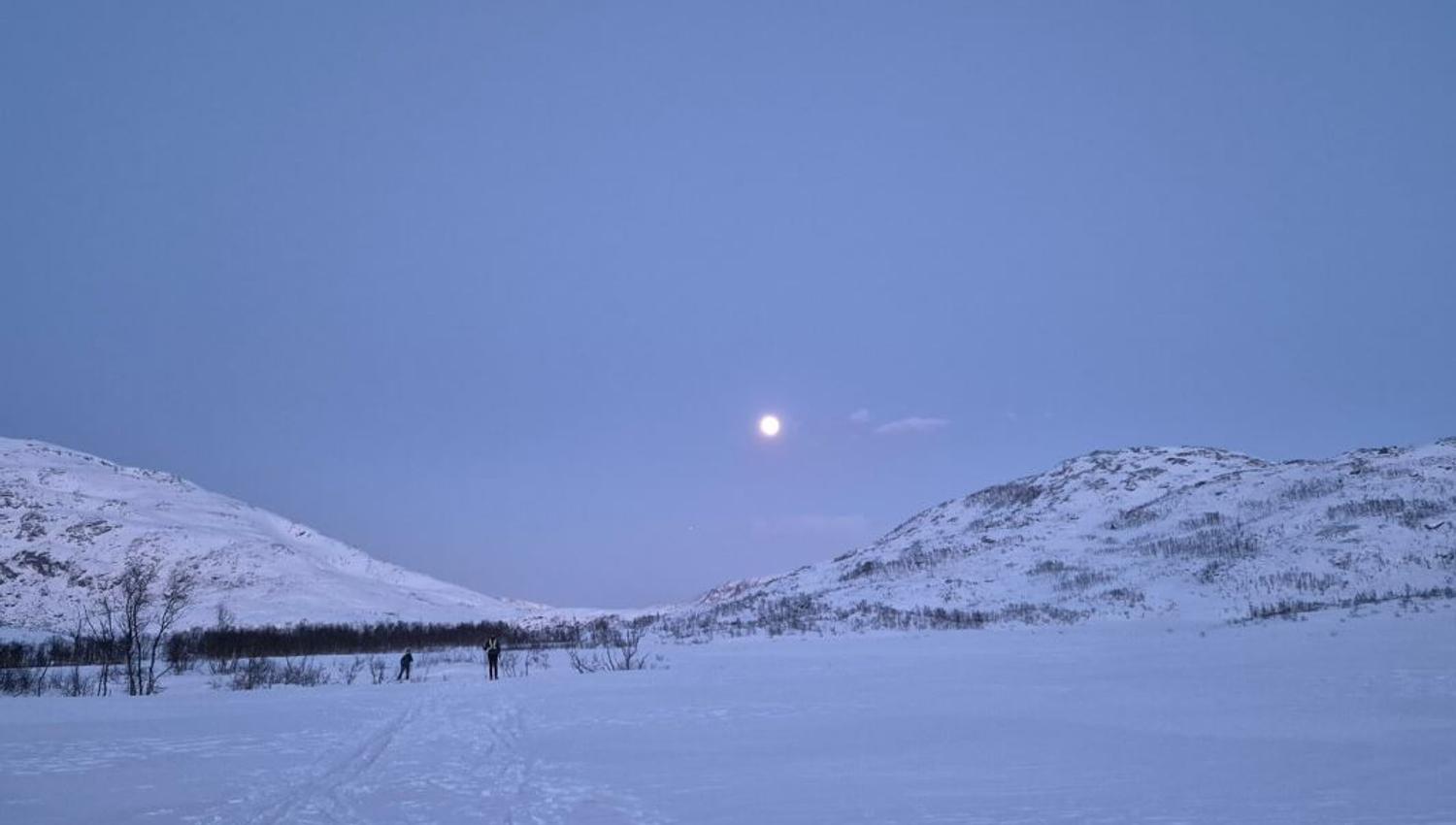 Solen viser seg over fjellene