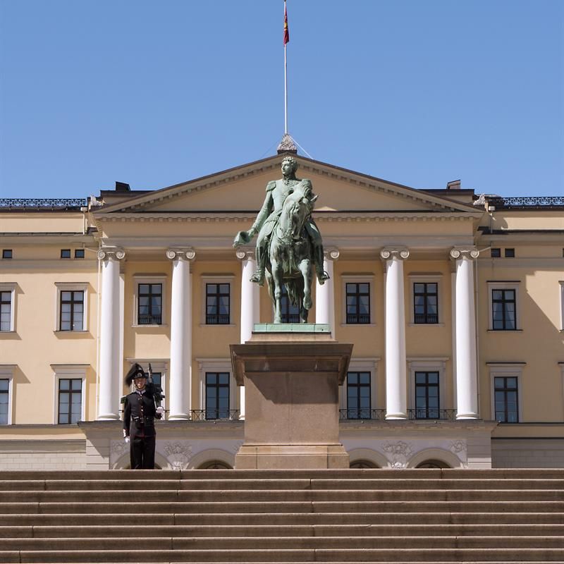 The Palace behind the statue of Karl Johan.