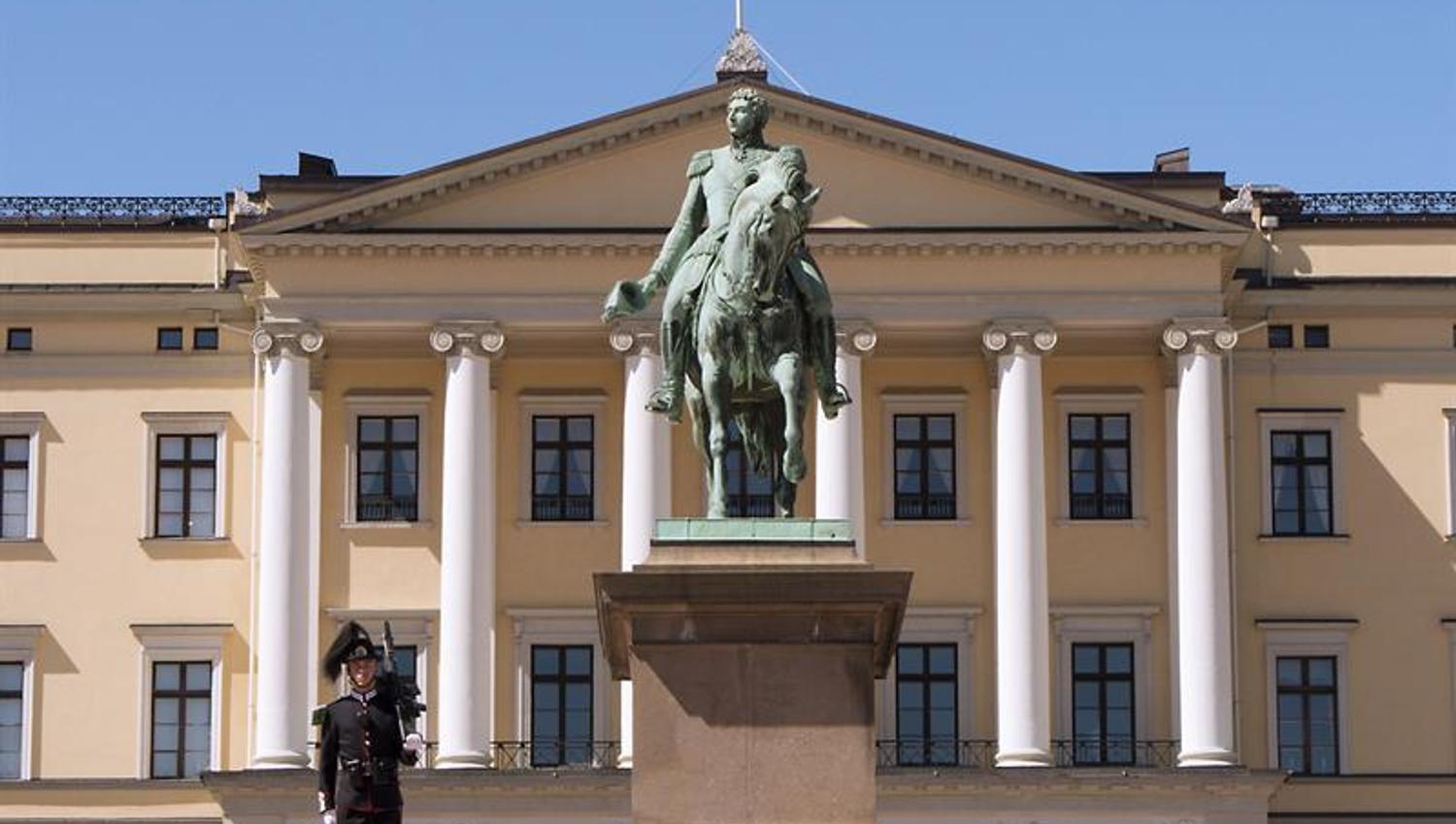The Palace behind the statue of Karl Johan.