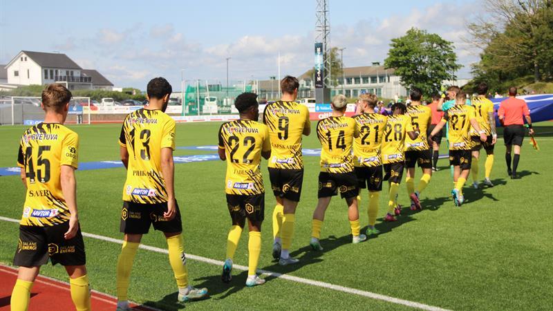 EIK fotball spillere på fotballbane