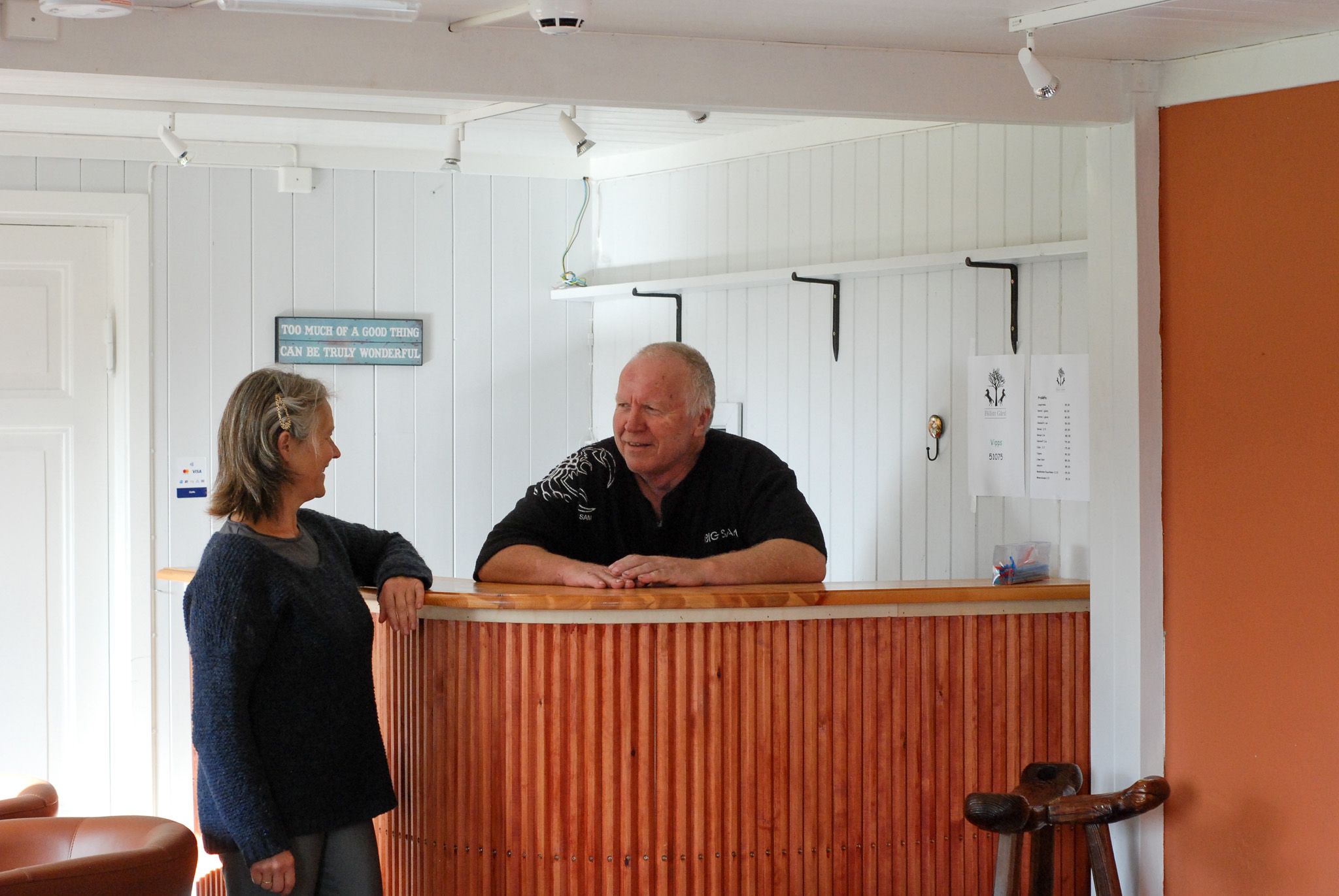 Dame snakker med mann i resepsjon