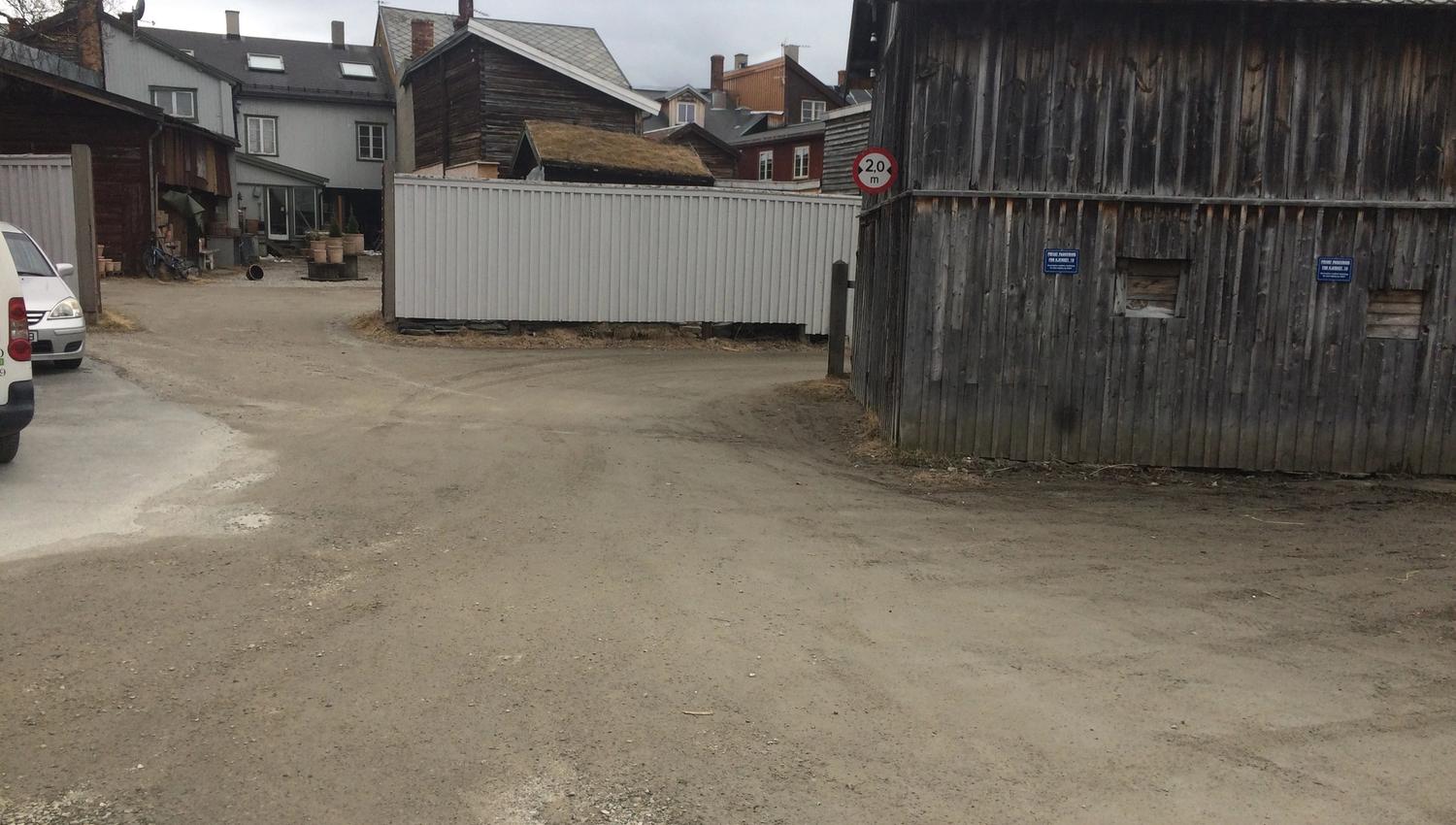 Parkeringsplass og inng. bakgård
