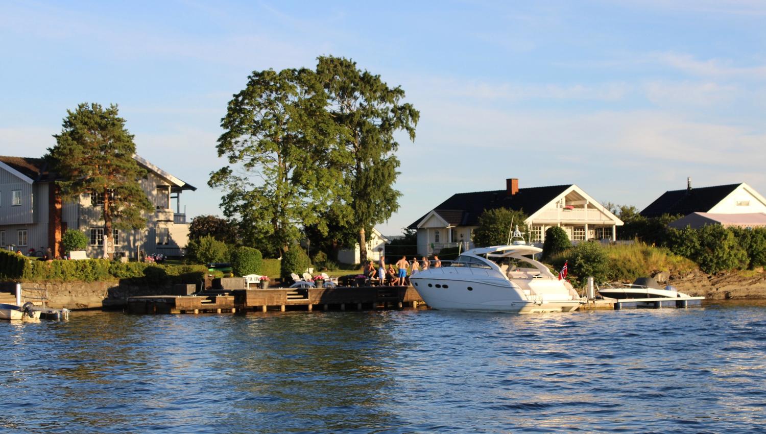 hytter og båter langs med vannkanten