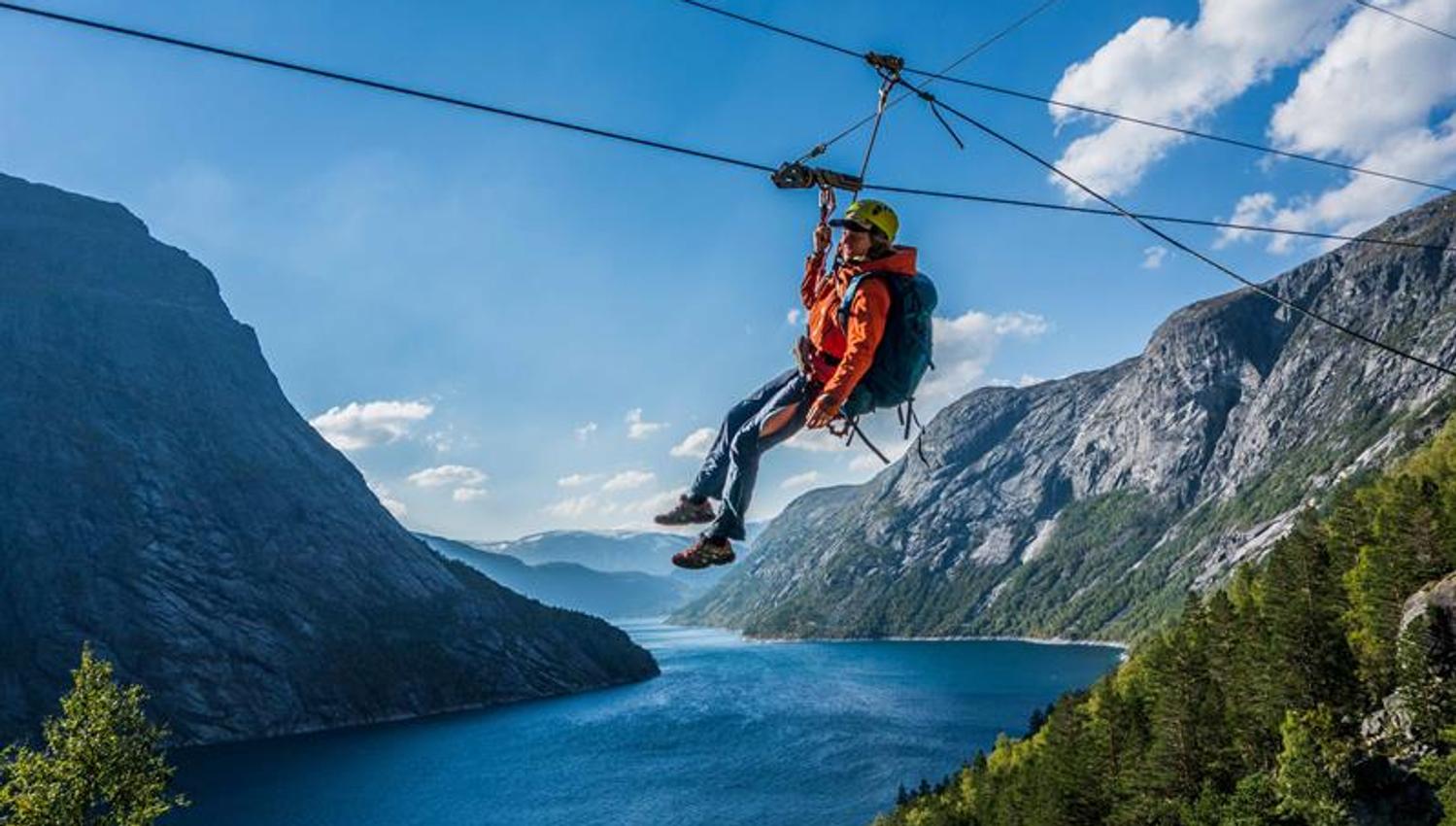 Deltakar på Trolltunga Zipline svevar høgt over fjord og bratte fjell i Hardanger.