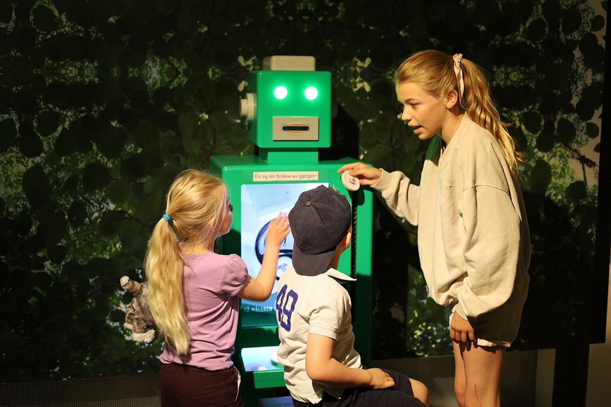 children playing with robot at DuVerden