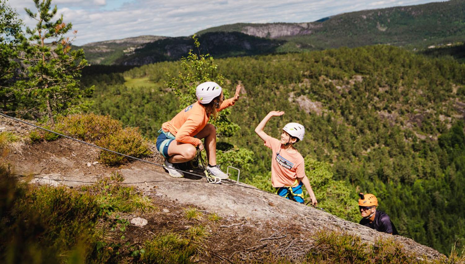 2 jenter som klatrer via ferrata på Gautefall