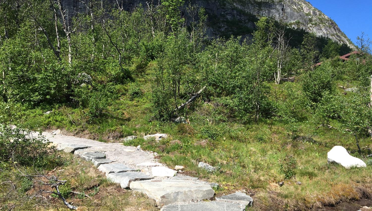 Sherpastien er flat i starten men blir brattere på vei til Hovdenuten.