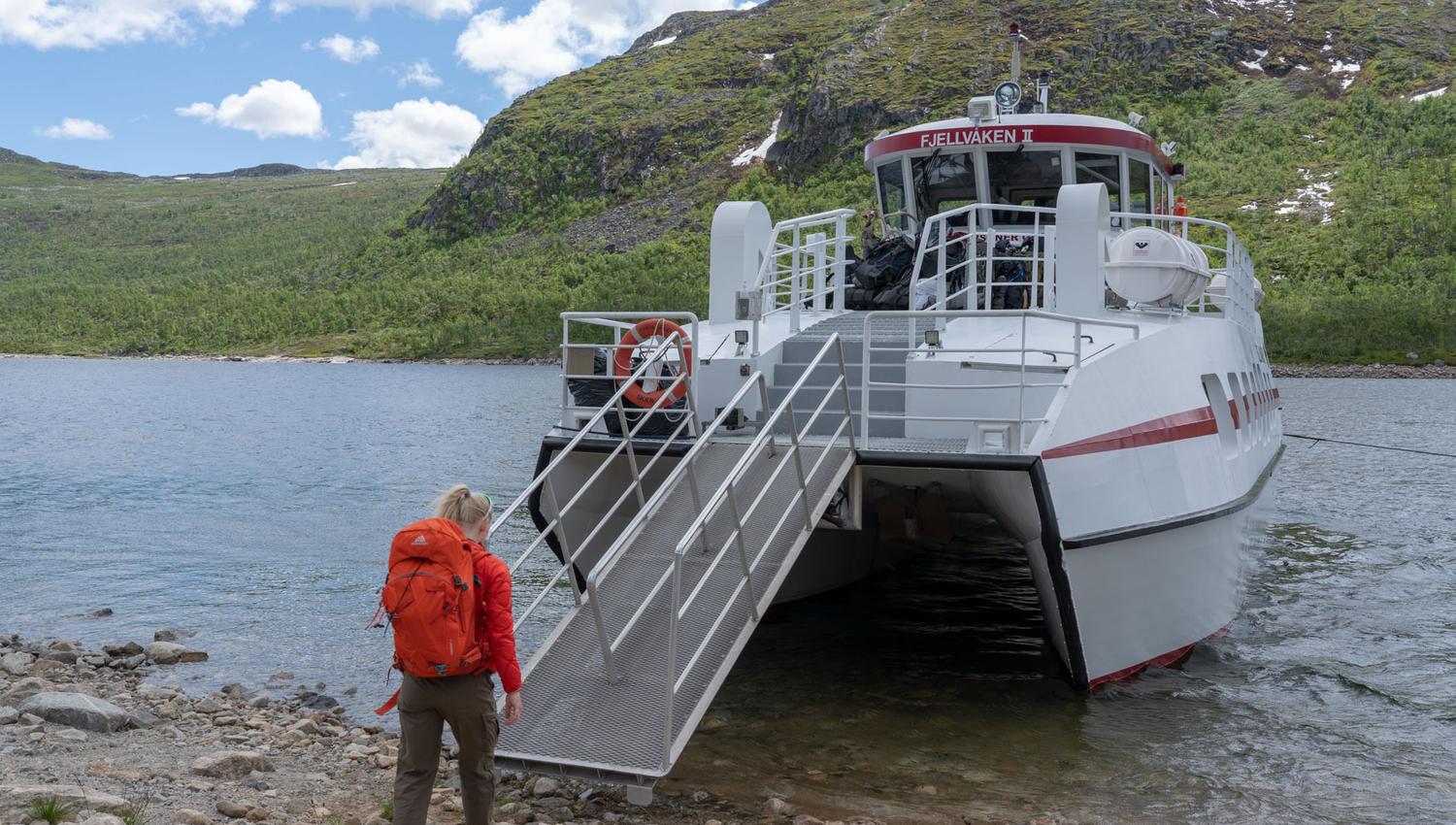 MB Fjellvåken II kjører mellom Skinnarbu og Mogen.