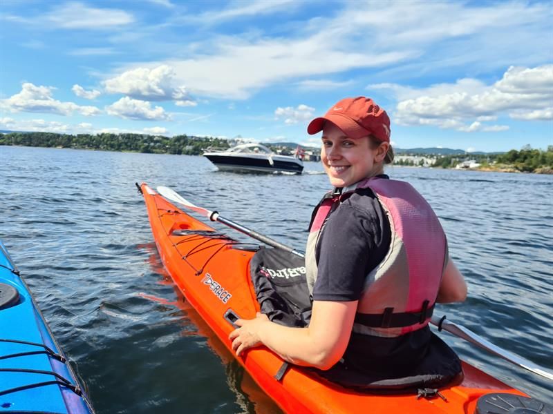 Person som padler i fjorden