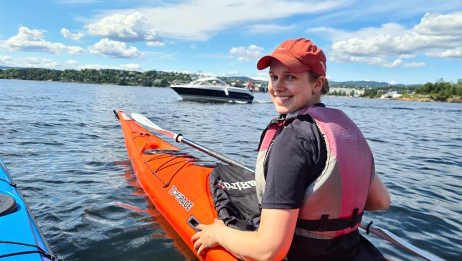 Person som padler i fjorden