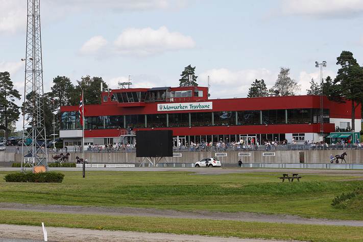 Momarken travbane hovedbygning sett forfra