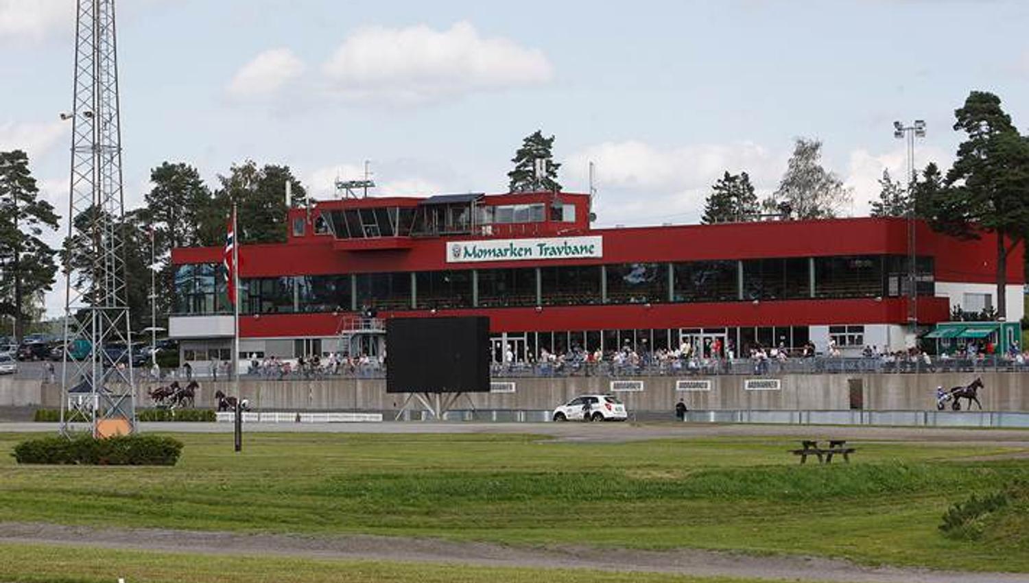Momarken travbane hovedbygning sett forfra