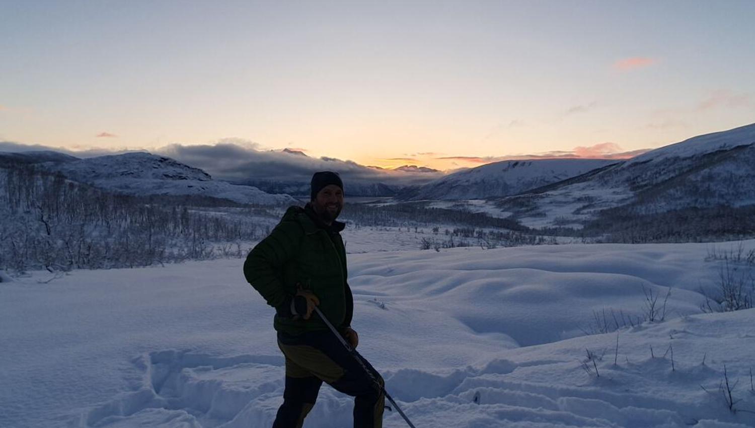En gjest ser ut fra fjellene på solnedgangen