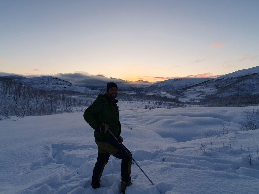 En gjest ser ut fra fjellene på solnedgangen