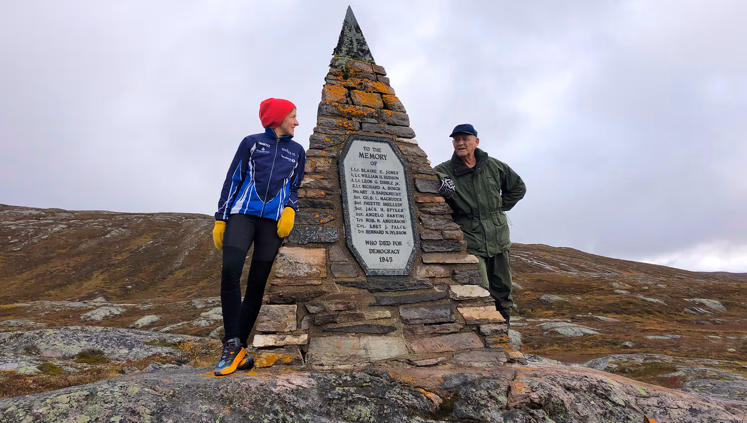 Plukkutjønnfjellet minnepyramide til ære for de 12 omkomne soldatene.