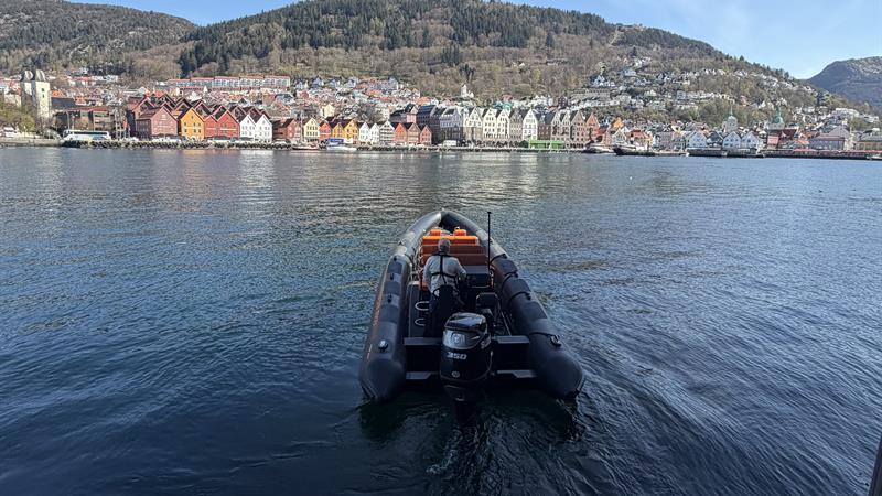 Rib med Bryggen i Bergen i bakgrunnen