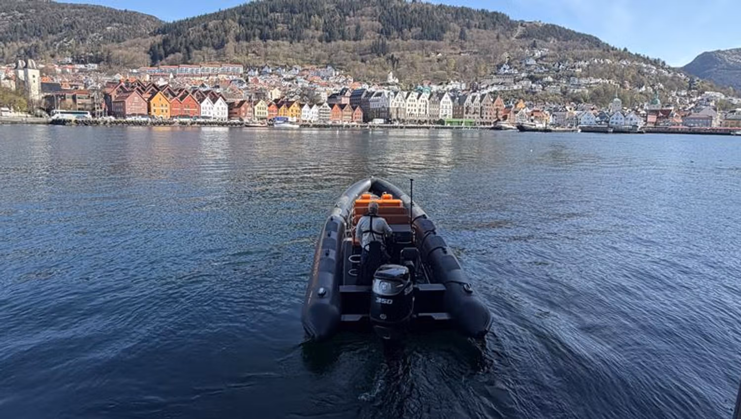 Rib med Bryggen i Bergen i bakgrunnen