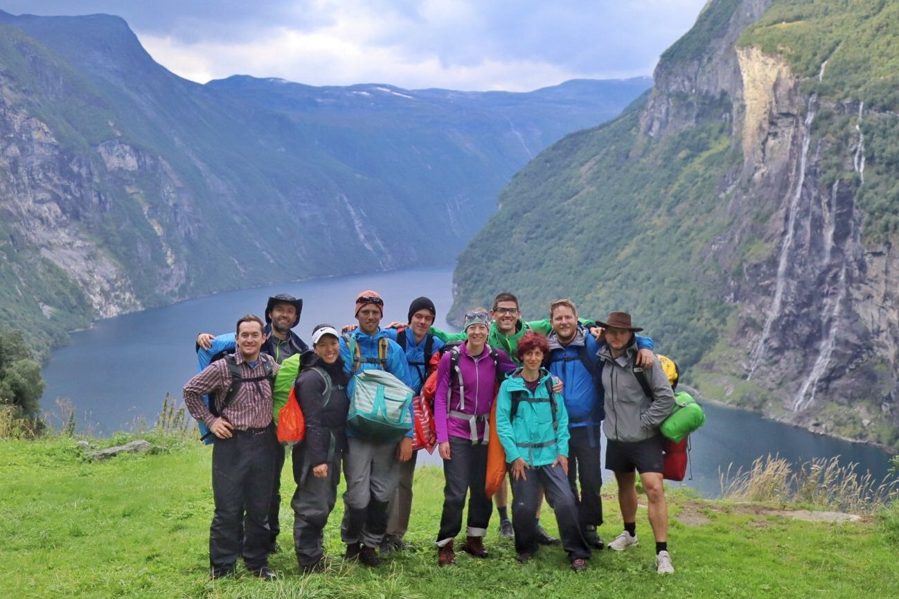 Gruppen har kommet til Geirangerfjorden, og står her på Skageflå.
