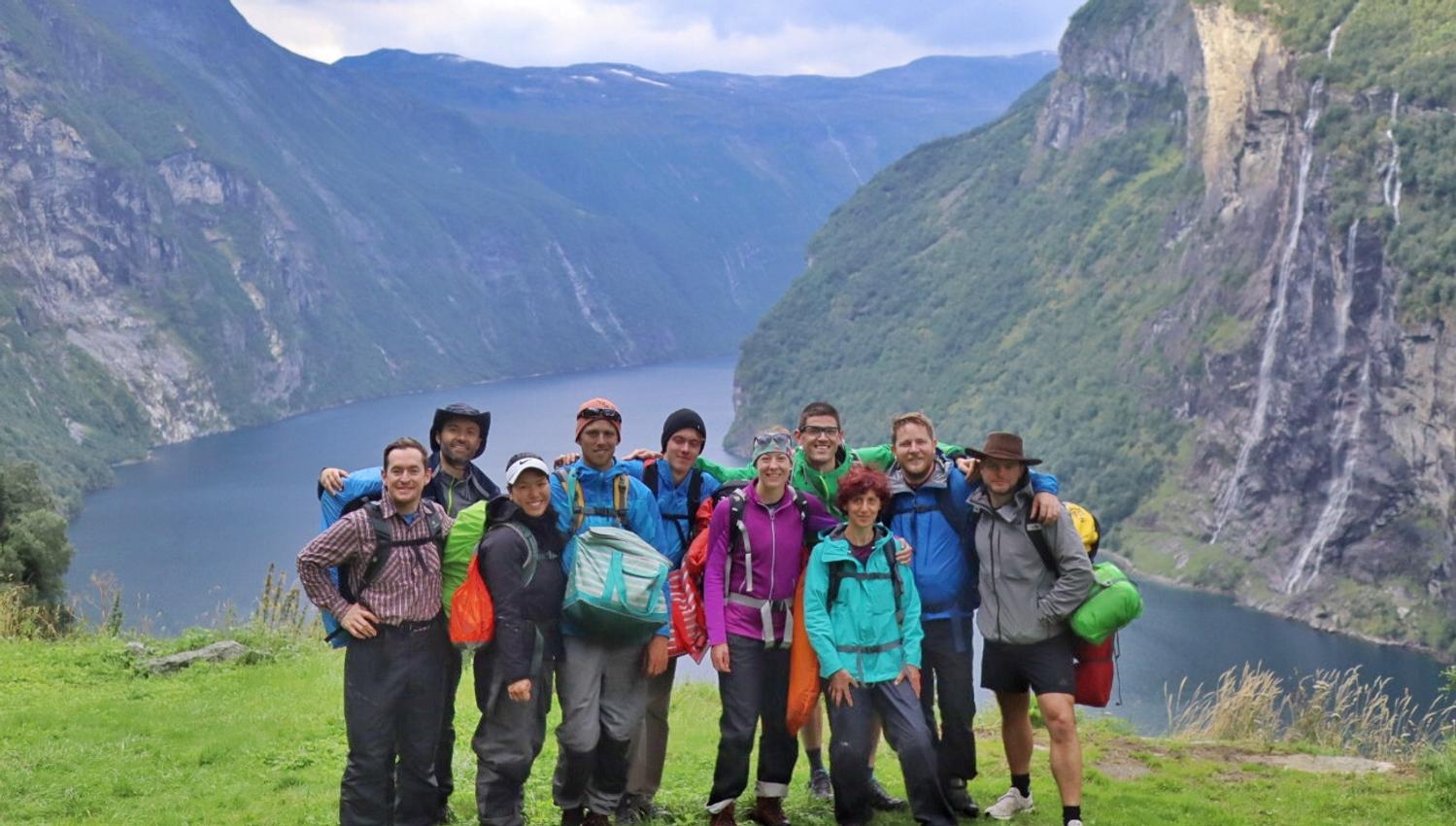 Gruppen har kommet til Geirangerfjorden, og står her på Skageflå.