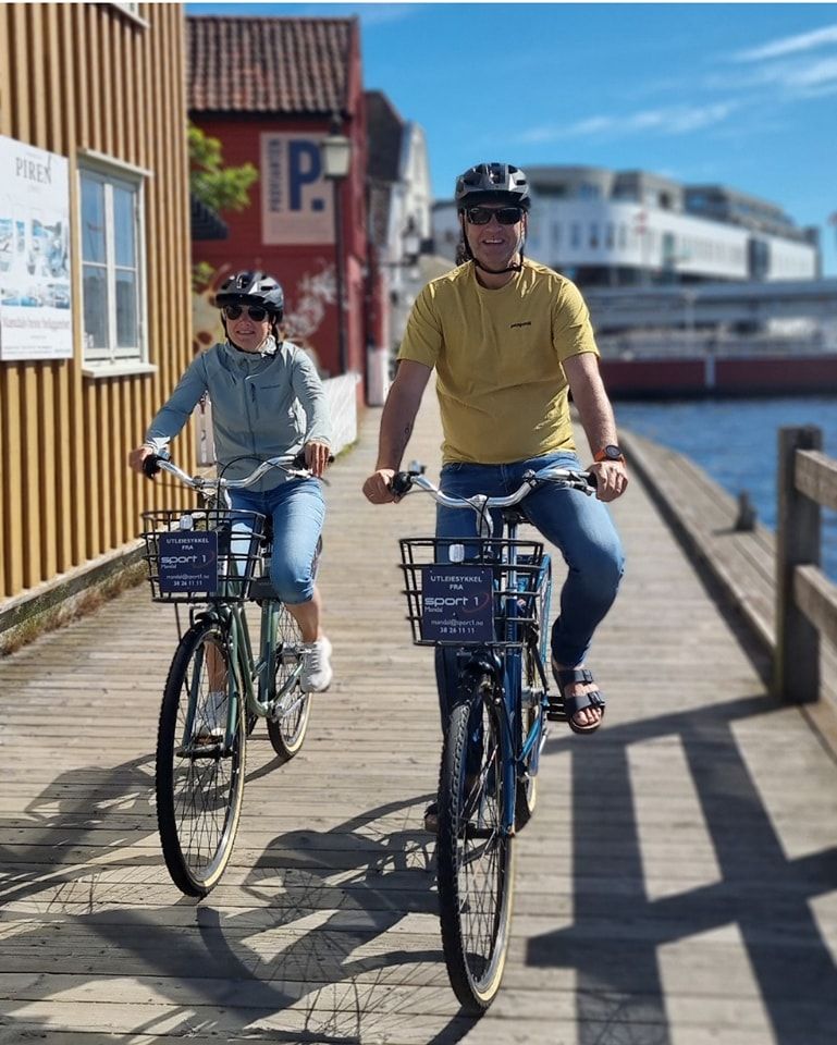 sykkelutleie-mandal - Sport 1 
Ektepar på Sykkeltur langs Bryggegata, foto