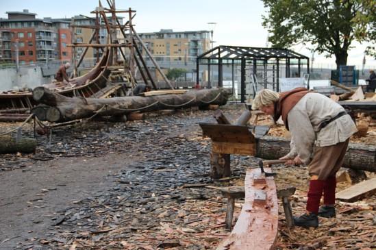 Folk som bygger nytt Osebergskip