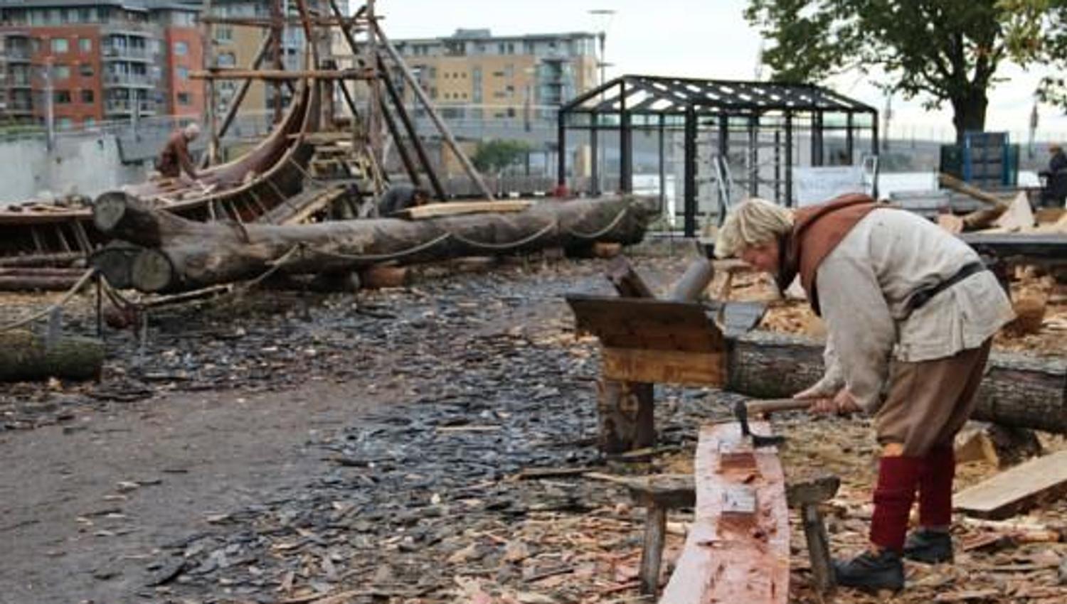 Folk som bygger nytt Osebergskip