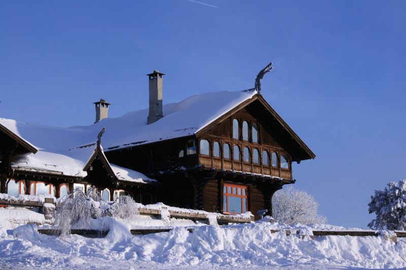 Kafé Seterstua på vinteren, med snø.