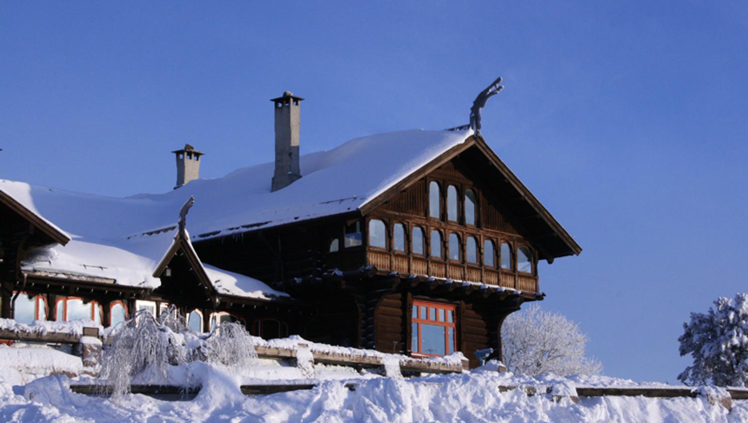 Kafé Seterstua på vinteren, med snø.