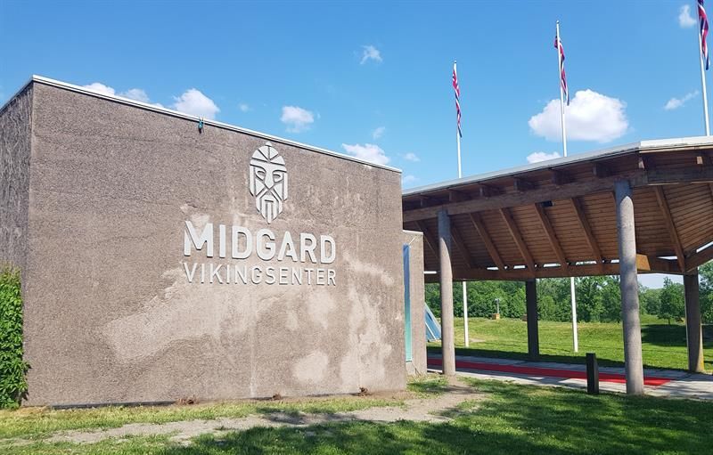 Midgard vikingsenter logo på steinblokk med inngang