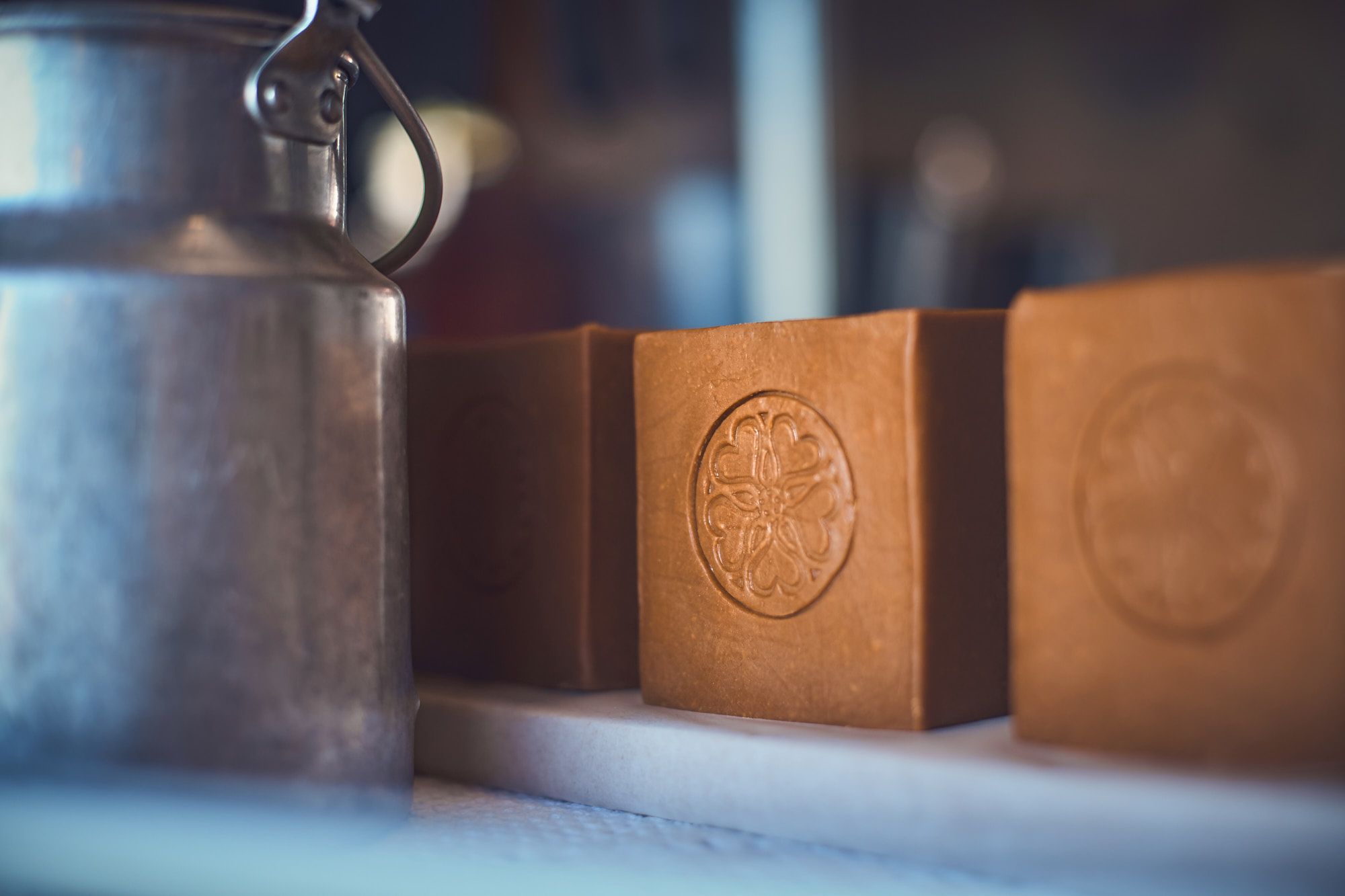 Brown cheese with logo from Strandmo Stølsysteri.