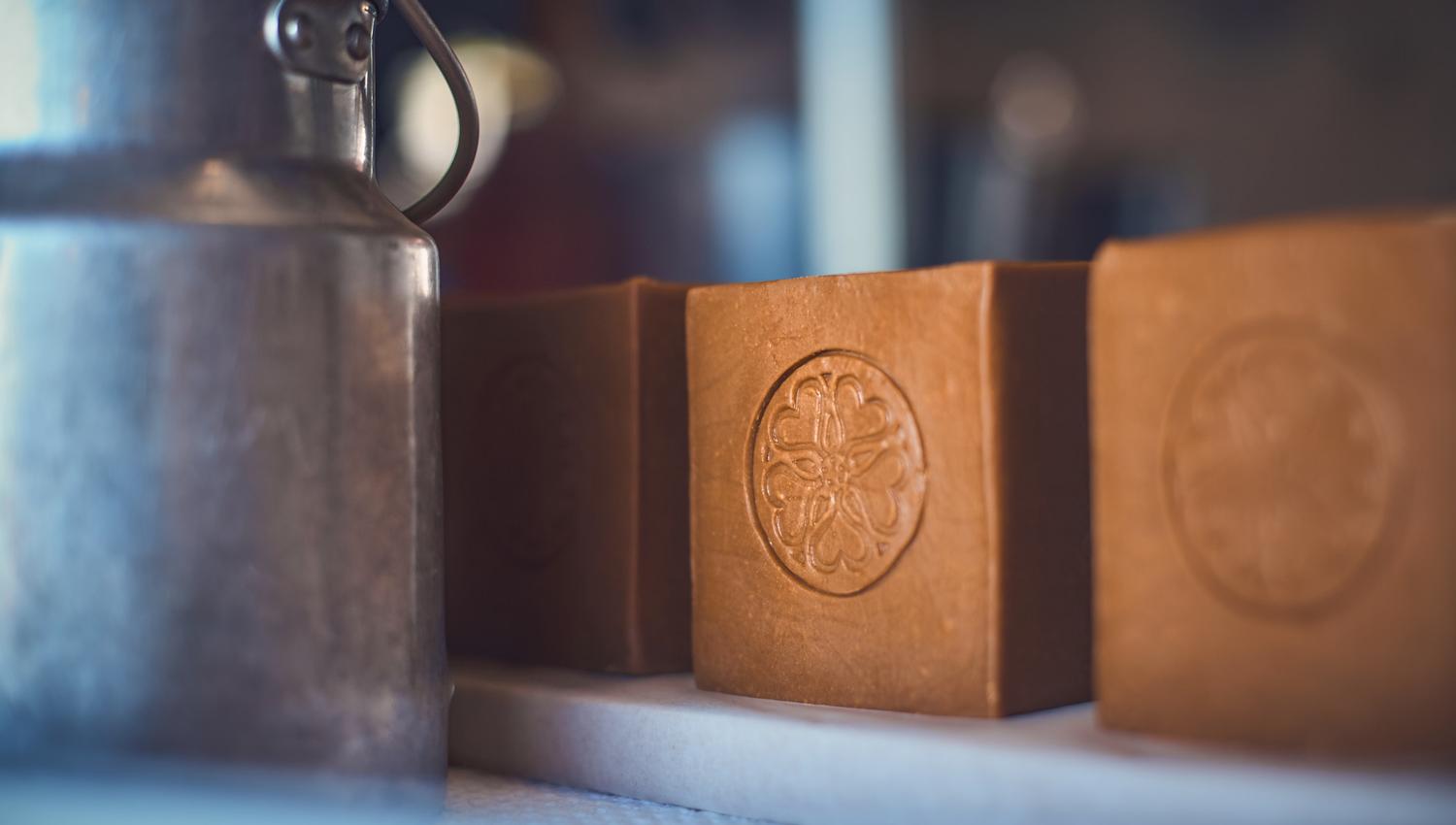 Brown cheese with logo from Strandmo Stølsysteri.