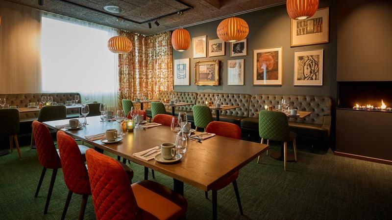 Brasseriet The Well - set table, green walls, red chairs
