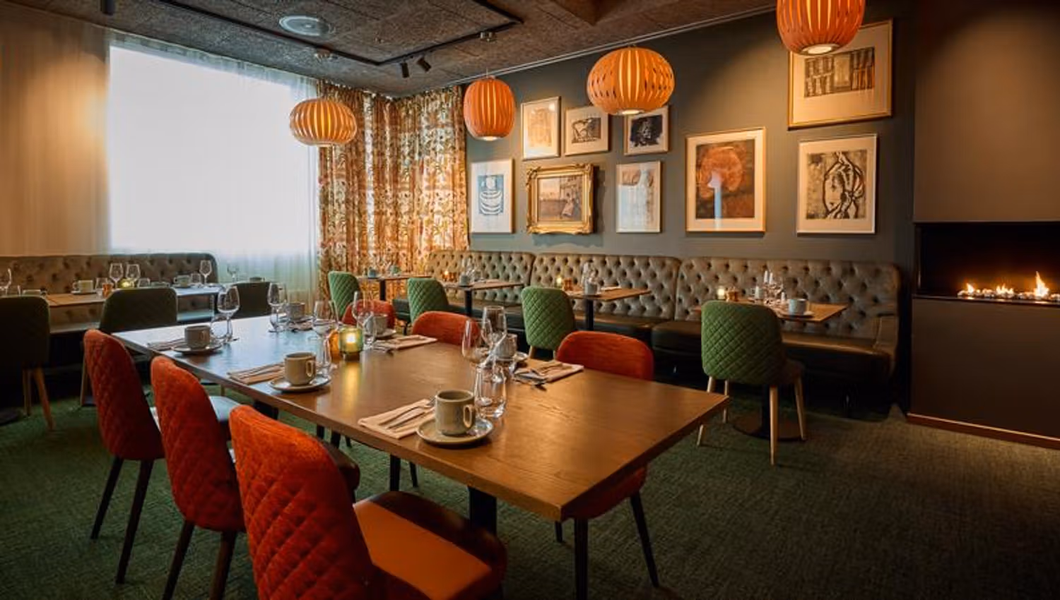 Brasseriet The Well - set table, green walls, red chairs