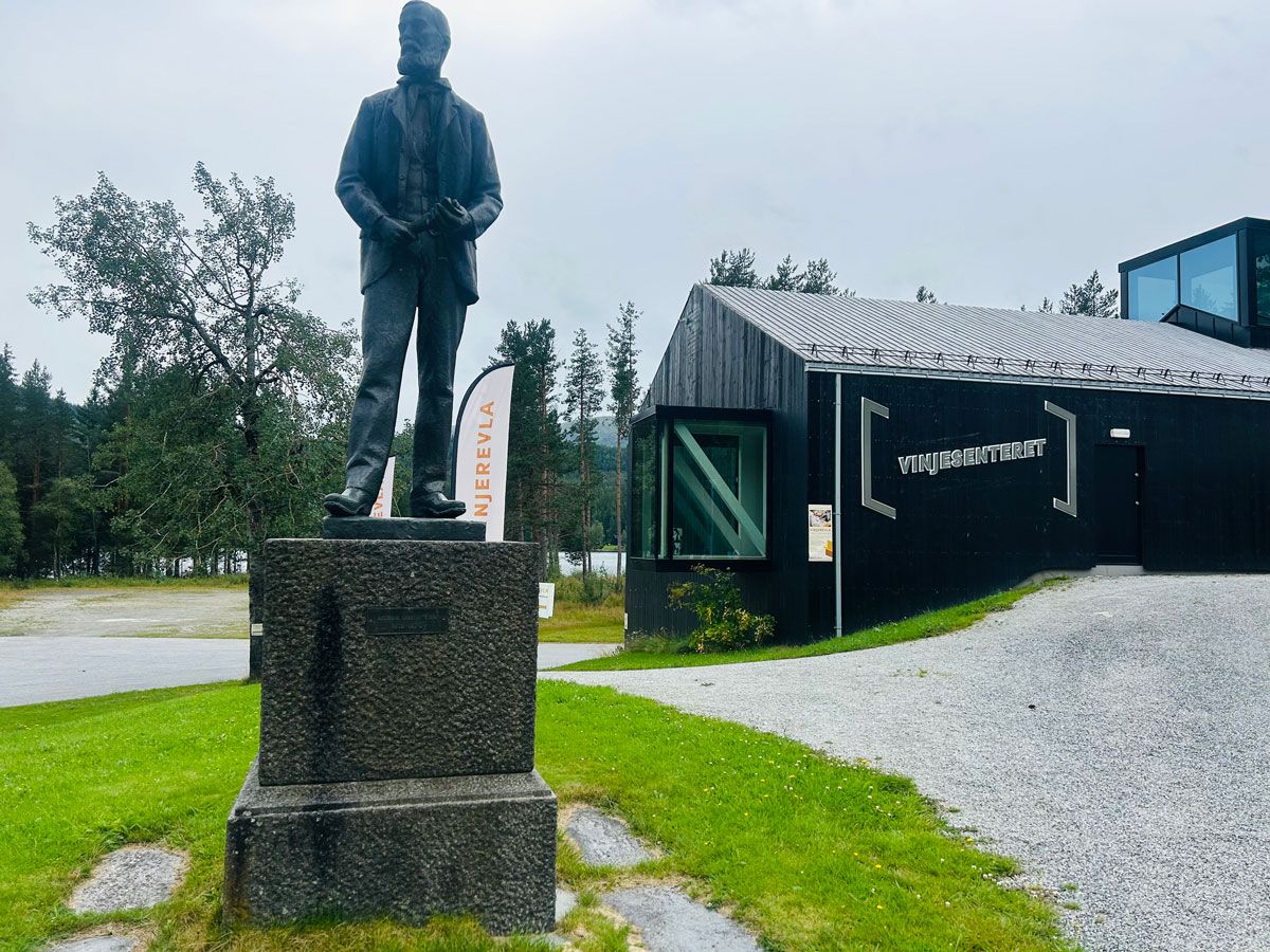 statue in front of the Vinje Center