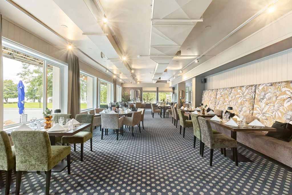 The restaurant at Kinsarvik Fjordhotel, offering panoramic views and a pleasant atmosphere.