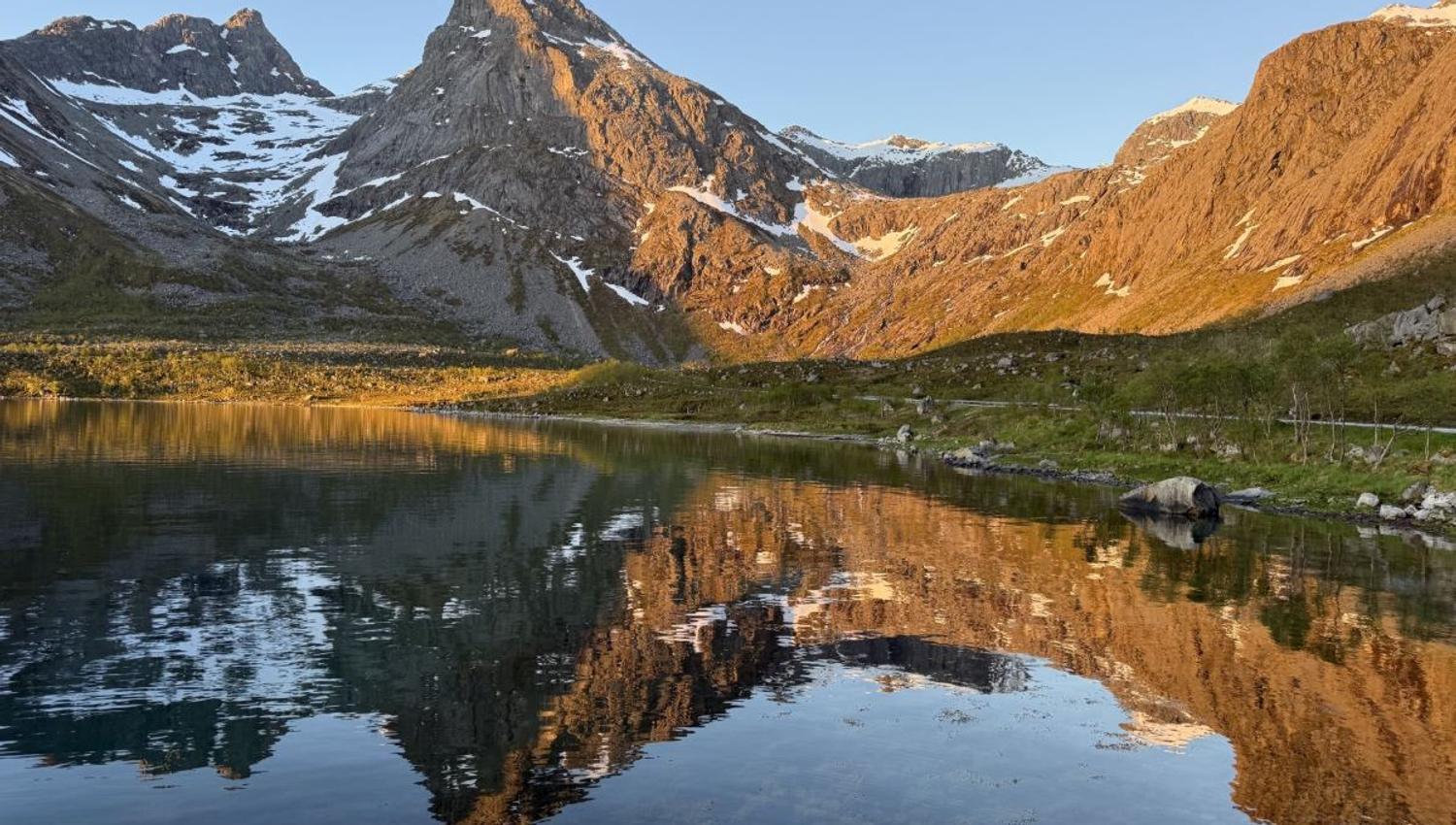 Fjell med en innsjø