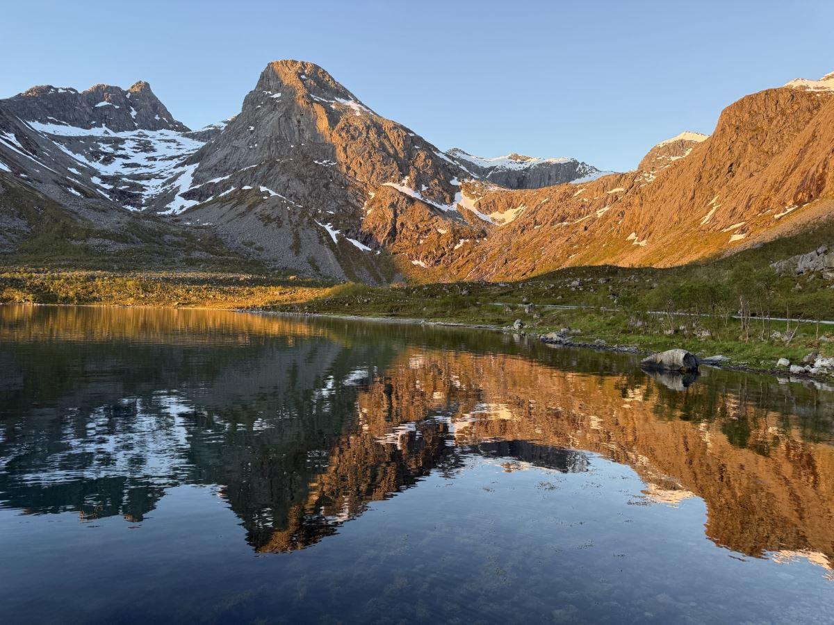Fjell med en innsjø