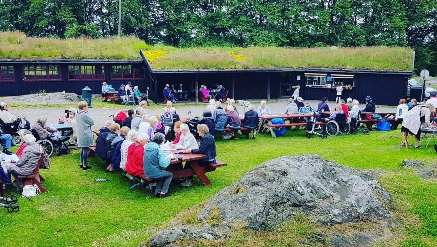 Many guests at the seat cafe