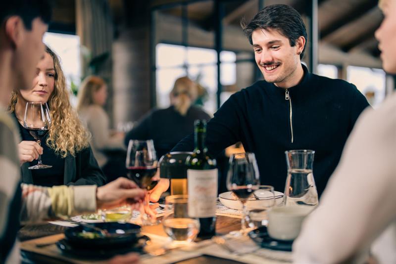 gjester som koser seg med mat og vin på restaurant Blikk Raw & Grill på Gaustablikk fjellresort