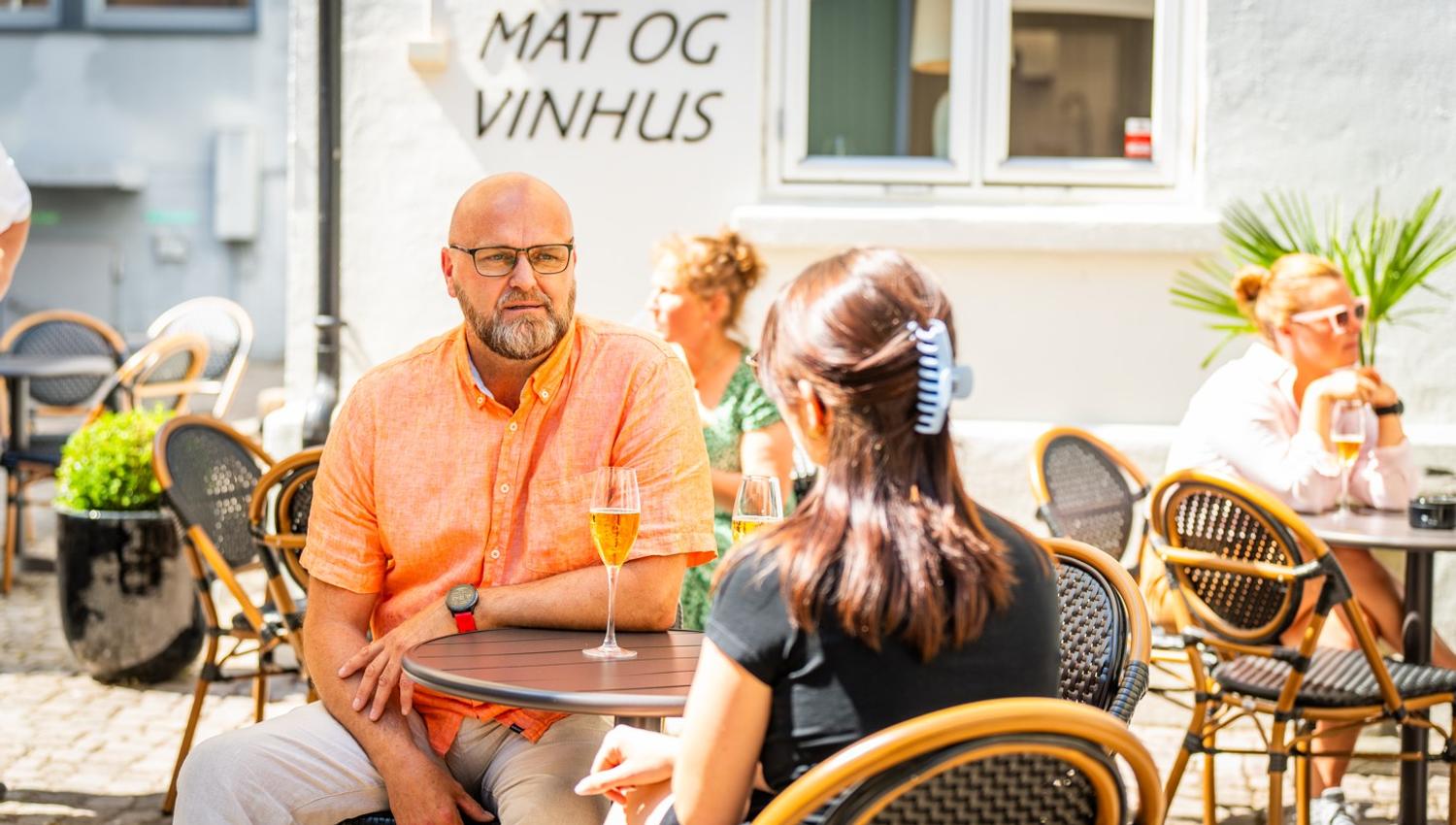 Mann og kvinne rundt et bord