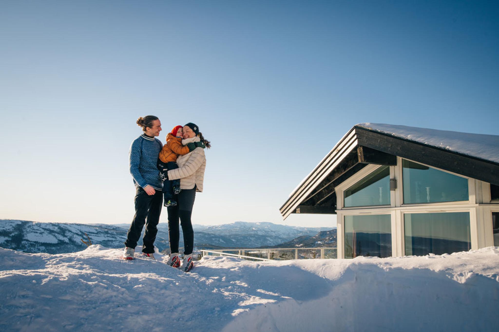 familie på Lifjelltunet om vinteren
