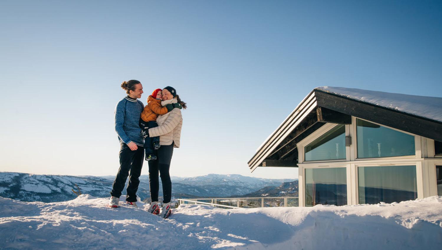 familie på Lifjelltunet om vinteren