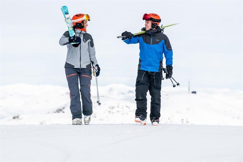 2 people with skis at Holtardalen